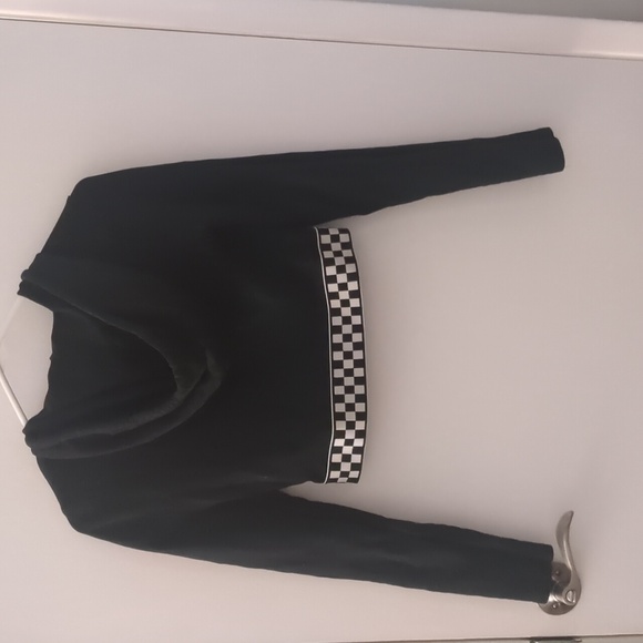 Black long sleeve hooded crop top with checkered elastic waistband - Picture 2 of 4